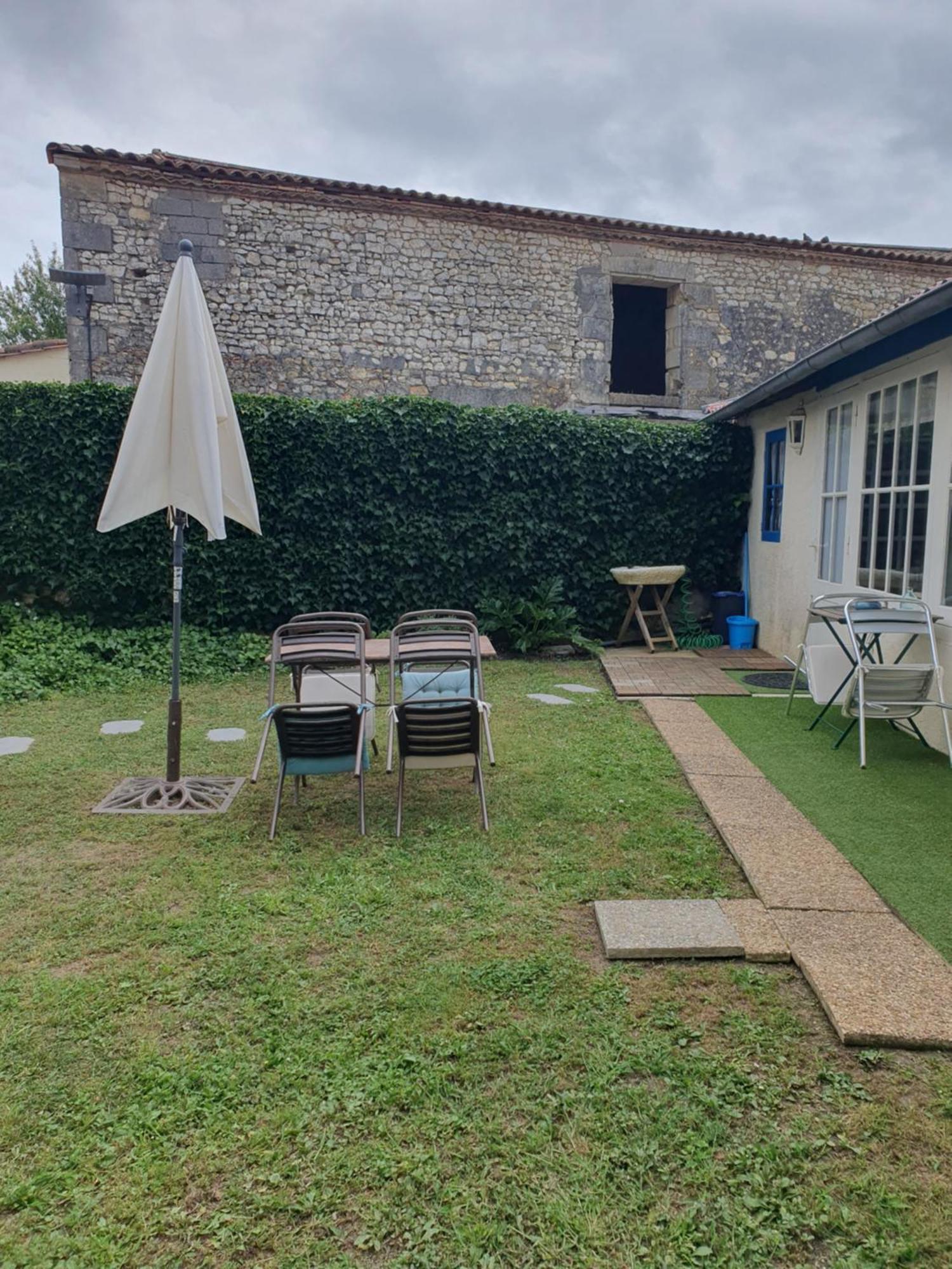 La Maison De Jeanne Lesparre-Médoc Exterior photo